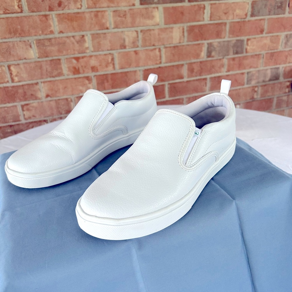 Size 8 1/2 (fits more like a size 9) White casual leather pull on.